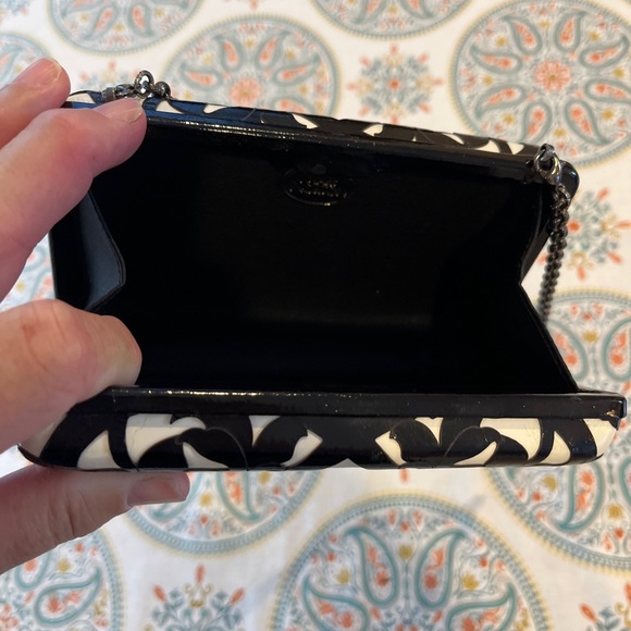 MARY NORTON LADIES BLACK WHITE FLOWERS HARD SHELL CHAIN CLUTCH/HAND BAG-VINTAGE! - Picture 7 of 9